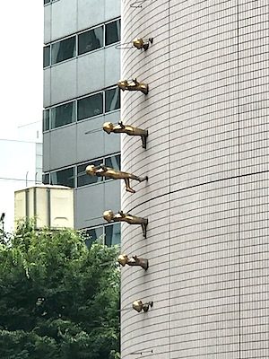 『･･･111,112,113･･･』　「こどもの城」壁面にある縄跳びする子ども作品　福田繁雄