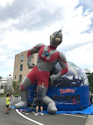 住宅展示場でウルトラマンが腰砕け