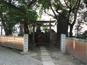 新宿の総鎮守＆芸能の神様「花園神社の芸能浅間神社」に立ち寄るのもいいかも