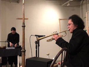 エレキ波紋音の永田砂知子さん（左）とトランペットの小西徹郎さん