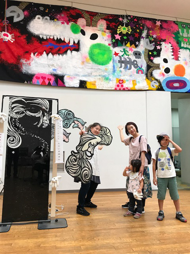 巨大壁画（写真上部）を描いた太田由美さん＆さとうみよさん