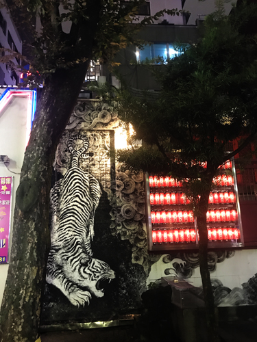 【新宿・歌舞伎町の壁画】小さな公園に息づく「天に登る龍＆地を駆ける虎」は、大阪の墨絵師・東學さんが制作