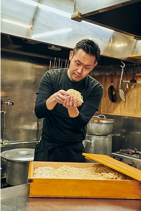 「麺屋 宅二郎」の開発責任者、吉岡宏純さんは麺達人株式会社の社長