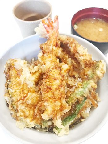 てんや「ワンコイン天丼」の内容は、海老・いか・きす（または赤魚）・かぼちゃ・いんげんの五品目