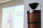 舞台の上下に配置された竹スピーカー