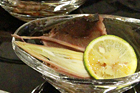 龍馬が愛した土佐の郷土料理　鰹のたたき すだち添え
