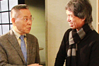 山本一力さんと談笑する竹スピーカー・梅田さん